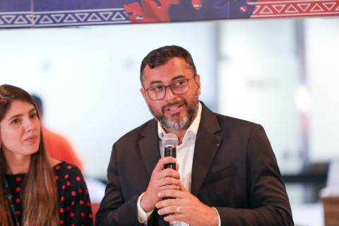 Wilson Lima Reforça Compromisso com Empregos durante Apresentação de Aeronave Temática da Azul para Parintins