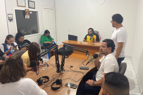 Rádio Karababá FM recebe Maria do Carmo e comitiva em entrevista marcada por propostas para o Amazonas