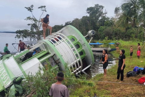 Barco Naufraga no Interior do Amazonas e Ribeirinhos Socorrem Passageiros